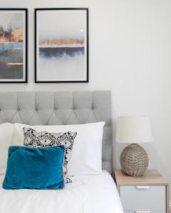 伦敦Luxury Apartments - Fitzrovia的卧室配有一张墙上三幅照片的床