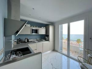 尼斯Beach front, Superbe appartement pour 4 personnes的海景白色厨房