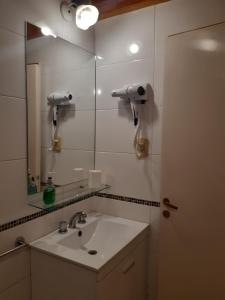 门多萨ENCANTOS DE MENDOZA Apartments的一间带水槽和镜子的浴室