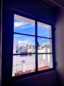 丹吉尔Socco Hostel的享有城市美景的开放式窗户。