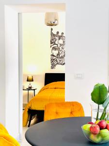 卡塔尼亚Sangiuliano Holiday Home的一间卧室配有一张黄色的床和一张桌子