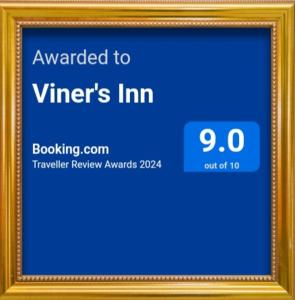 独鲁万Viner's Inn的一张照片框架,上面标有奖项的标志