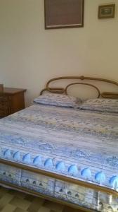 萨维勒特里appartamenti del pescatore的床上有蓝色的被子