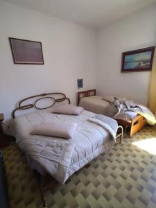 萨维勒特里appartamenti del pescatore的一间卧室,配有两张床