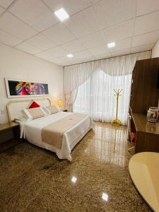 卡舒埃拉斯迪马卡库Hotel Netto的一间卧室设有一张床和一个大窗户