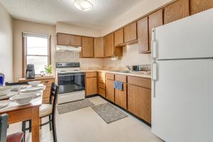 萨沃伊Savoy Apartment about 4 Mi to University of Illinois!的厨房配有木制橱柜和白色冰箱。