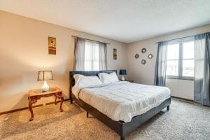 萨沃伊Savoy Apartment about 4 Mi to University of Illinois!的一间卧室配有一张床和一张带台灯的桌子