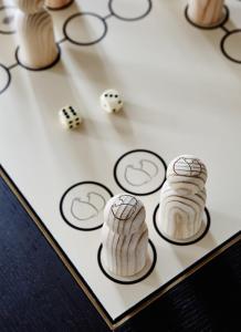 维梅河畔罗滕堡兰德豪斯瓦史特霍夫酒店的玩多米诺骨牌和在棋盘上 ⁇ 子的游戏