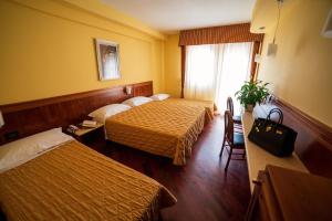 皮耶迪卢科米拉拉戈酒店的酒店客房设有两张床和窗户。