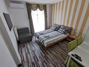 多瑙凯西Duna Riverside的一间小卧室,配有床和窗户