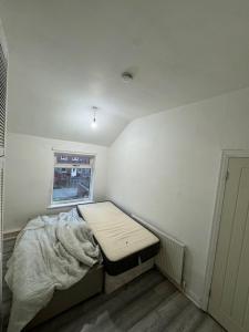 Brampton en le Morthen34 Green Arbour Road的一间小卧室,配有床和窗户