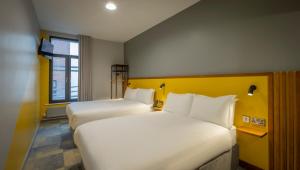 都柏林菲茨西蒙斯圣殿酒吧酒店的酒店客房设有两张床和窗户。