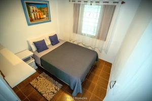 阿蒂巴亚Chácara Atibaia com Casa na Árvore的一间小卧室,配有床和窗户