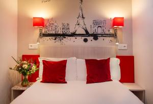 巴黎圣乔治拉法耶特酒店的一间卧室配有一张带红色枕头的床和艾菲尔铁塔
