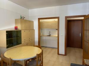 格拉多帕尔克萨鲁特公寓的厨房配有木桌和桌子,还设有用餐室。