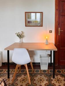 比萨La Casa di Eli的一张木桌和白色椅子