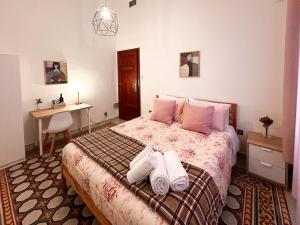 比萨La Casa di Eli的一间卧室配有一张床,上面有两条毛巾