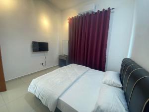 马六甲KSP Guest House的一间卧室配有床和红色窗帘