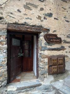 帕托内斯Patones de Arriba的石头建筑的入口,带有木门