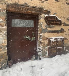 帕托内斯Patones de Arriba的通往地面上积雪的建筑的门