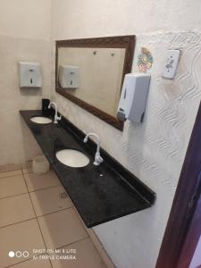 萨尔瓦多Pousada San Salvador的浴室设有2个水槽和镜子