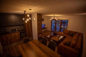 乌罗舍瓦茨Villa Rexhes的带沙发和木桌的客厅