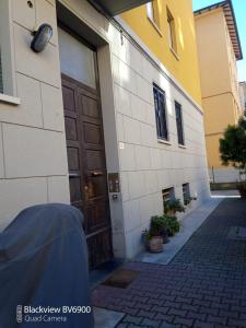 博洛尼亚ODA ROOMS BO - FIERA - CENTRO METEO EU - FICO EATALY的建筑的一侧有一扇棕色的门