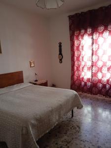 Santa PaolinaCasa di Paola a Tufo的一间卧室设有一张床和一个大窗户