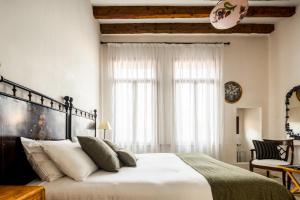 威尼斯Santa Giustina Palace R&R的卧室配有白色大床和白色枕头