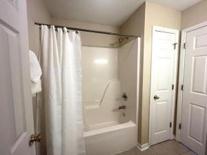 弗利Entire home in Foley, Alabama, United States的一间带白色淋浴帘的浴室
