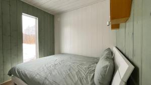 LaagnaMesipesa Green Lodge的一个小房间的一个床位,设有窗户