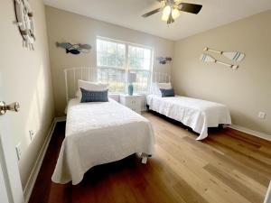 弗利Entire home in Foley, Alabama, United States的一间卧室设有两张床和窗户。