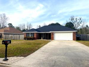 弗利Entire home in Foley, Alabama, United States的车道前有停车计的房屋
