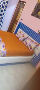瓦加杜古Passion RÉSIDENCE的一张床上,床上有枕头和床单