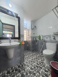 朱笃Homestay Khoa Chaudoc的一间带水槽、卫生间和镜子的浴室