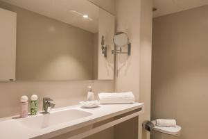 科拉雷侯Playa Park Zensation的一间带水槽和镜子的浴室