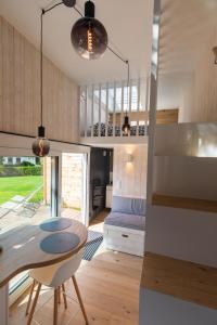 雅莱Tiny house avec vue sur les étoiles的客厅配有桌子和沙发