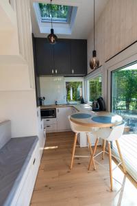 雅莱Tiny house avec vue sur les étoiles的一间厨房,里面配有桌椅