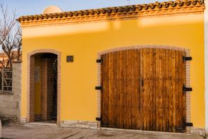 科马基奥La Loggia的黄色的房子,设有大木门