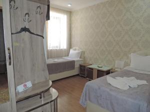 阿哈尔齐赫Hotel Lotus的酒店客房设有两张床和窗户。