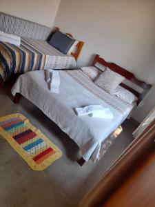 博尼图Casa Rustica Dubanza的一间带两张床的卧室和地毯