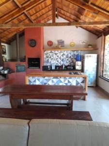 博尼图Casa Rustica Dubanza的一间带长凳的客厅和一间厨房