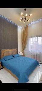 BirgulyukЗона отдыха в горах的一间卧室设有蓝色的床和窗户。