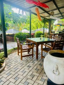 康提Sadamadala Guest House Kandy的一个带桌椅和花瓶的庭院