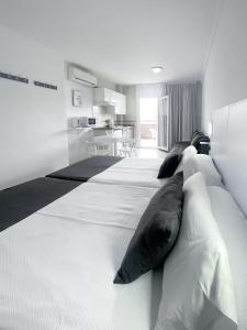 拉克鲁斯蓝之鱼公寓式酒店的一张大床,里面配有枕头