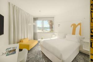 马赛马赛豪酒店的酒店客房设有床和窗户。
