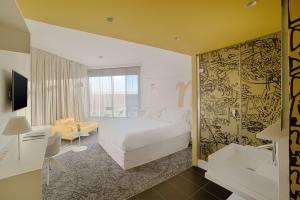 马赛马赛豪酒店的一间卧室设有一张床和一间客厅。