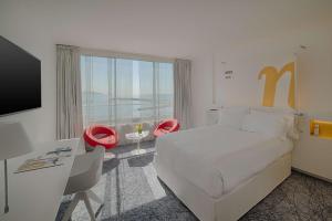 马赛马赛豪酒店的酒店客房配有一张床、一张书桌和一台电视。