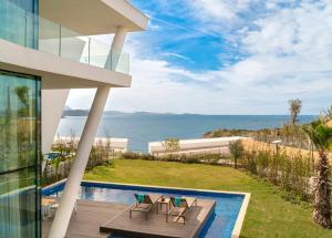 博阿齐奇Le Méridien Bodrum Beach Resort的阳台享有海景。