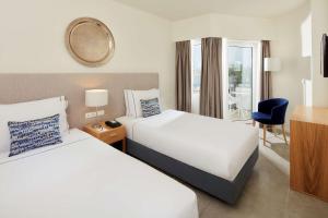 拉戈斯蒂沃利拉各斯酒店的酒店客房设有两张床和窗户。